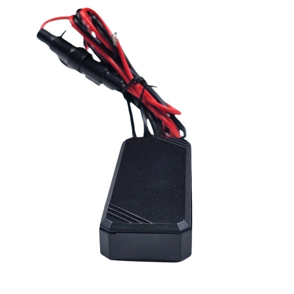 GPS710C с правоъгълен корпус и свързани червен и черен проводник.