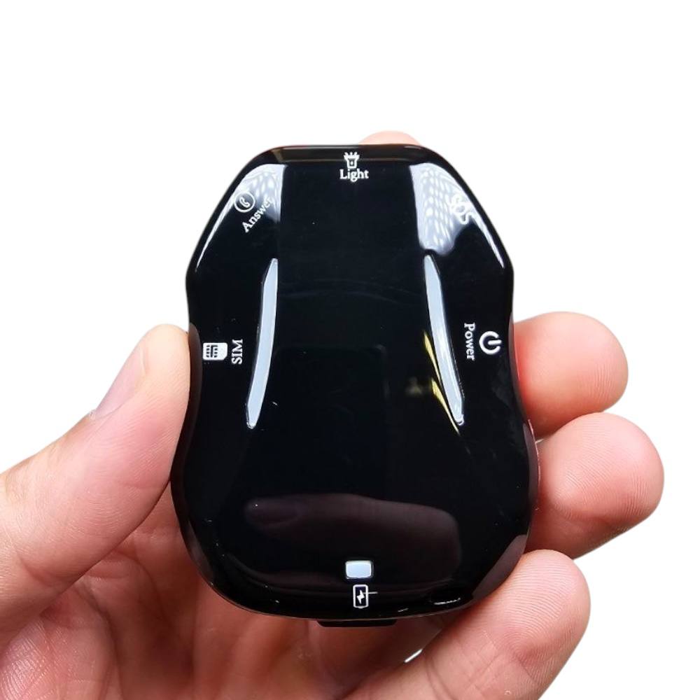 Предният панел на личния GPS тракер GPS880-4G в ръка.